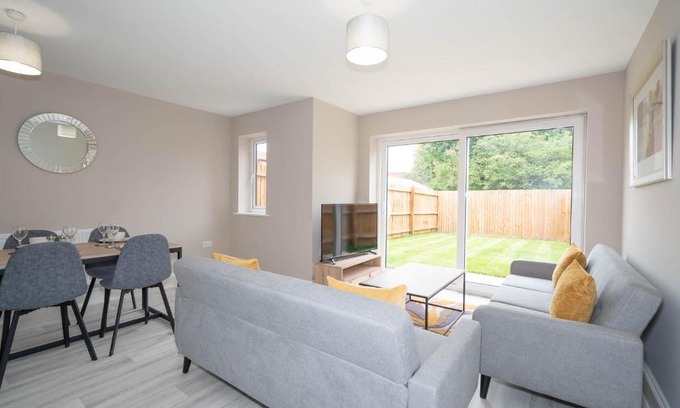 Smethwick House | Cosy 3 Bedroom Home in Birmingham with Garden