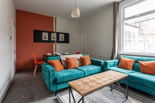 Darlington House | Cosy 4-BR Darlington Home Near Hospital-Sleeps 8!