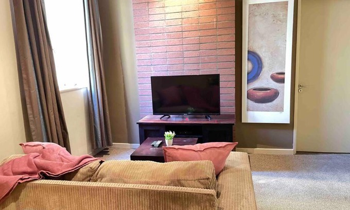 Downtown Johannesburg Apartment | Cosy and Central FREE Parking & 24hrs Security