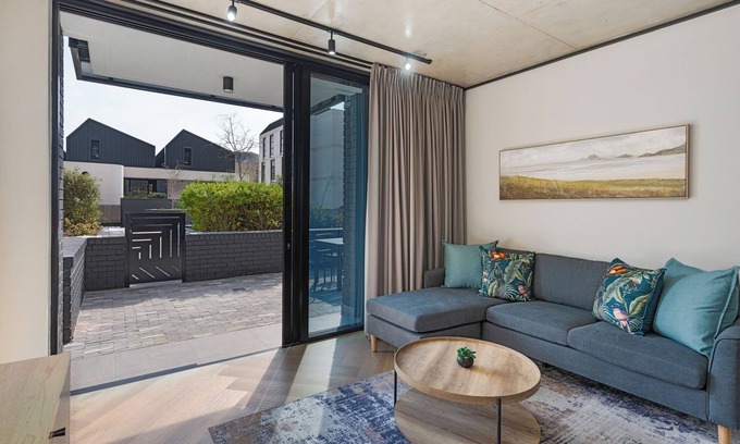 Century City Apartment | Cosy and Charming Bridgewater One Apartment | Wifi