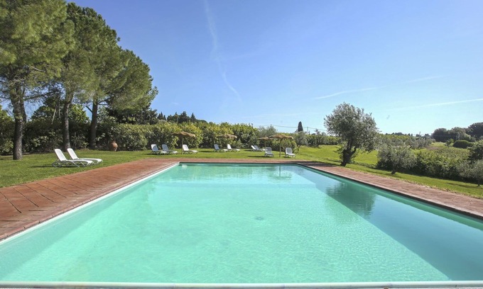Tavarnelle Val di Pesa Apartment | Cosy apartment for 4 people with pool, WIFI, TV, patio, pets allowed, panoramic view and parking