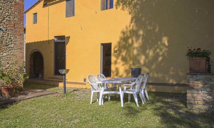 Tavarnelle Val di Pesa Apartment | Cosy apartment for 6 people with pool, WIFI, TV, patio, pets allowed, panoramic view and parking