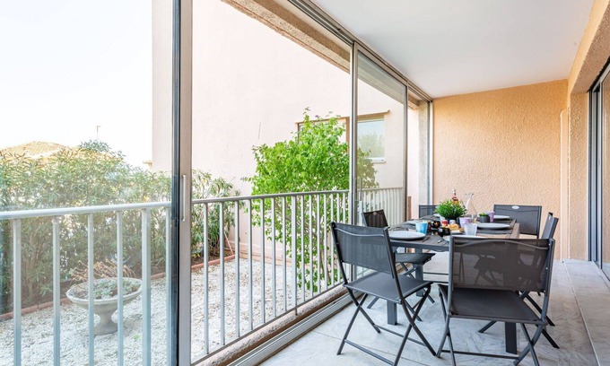 Saint-Laurent-du-Var Apartment | Cosy apartment for 6 people with WIFI, A/C, pool, TV, patio and pets allowed