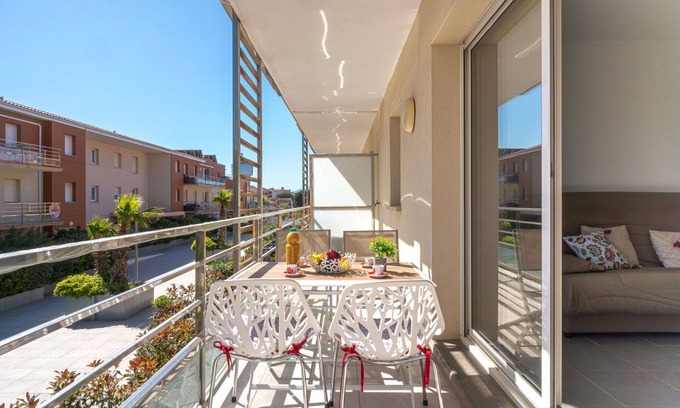 Le Port Apartment | Cosy apartment for 4 people with pool, WIFI, TV, terrace and parking