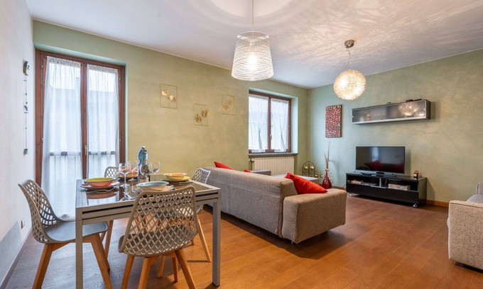 Intra Apartment | Cosy apartment for 4 guests with WIFI, TV, balcony and parking