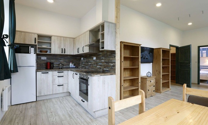 Desna Apartment | Cosy apartment for 6 guests with hot tub, WIFI, TV and parking