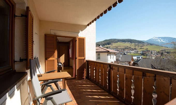 Lajen Apartment | Cosy Apartment 4 "Zur Sonne" with Mountain View, Balcony & Garden