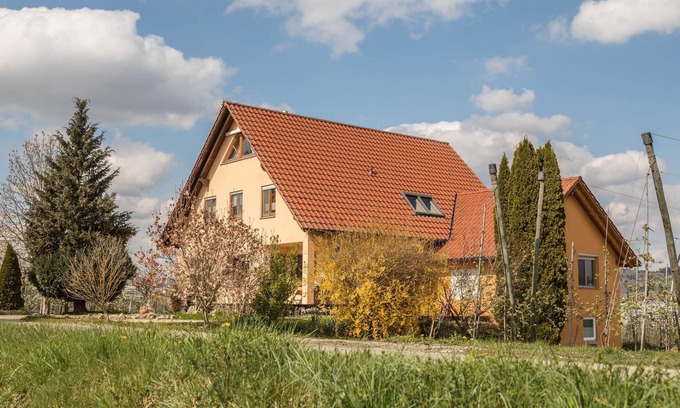 Bermatingen Apartment | Cosy Apartment "Dachsberg Maisonette" with Shared Garden and Wi-Fi