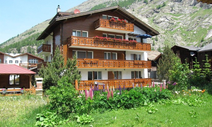 Saas Almagell Apartment | Cosy apartment for 5 people with WIFI, TV and balcony