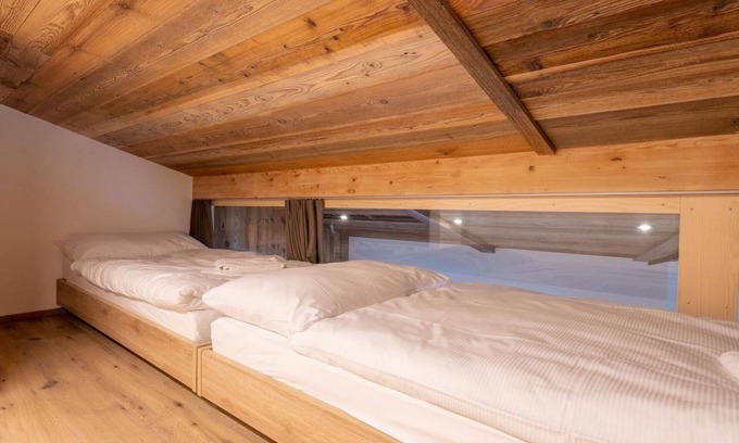 Saas Almagell Apartment | Cosy apartment for 7 people with WIFI, hot tub, TV and balcony