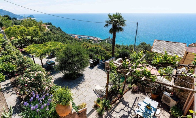 Finale Ligure Apartment | Cosy apartment for 5 guests with A/C, WIFI, TV and patio