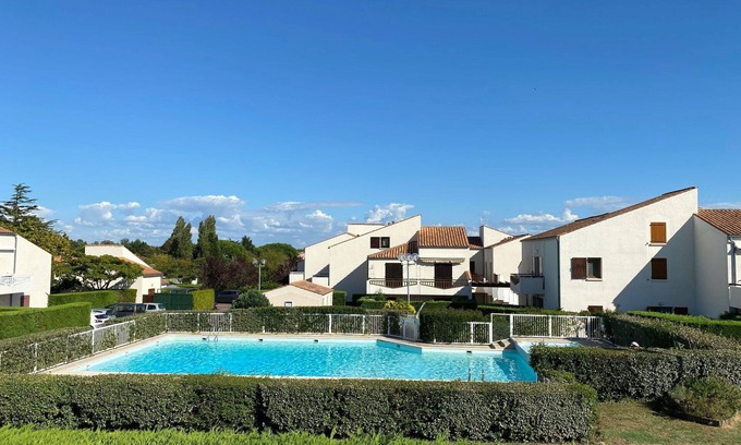 Saint-Palais-sur-Mer Apartment | Cosy apartment for 4 guests with pool, WIFI, TV and balcony
