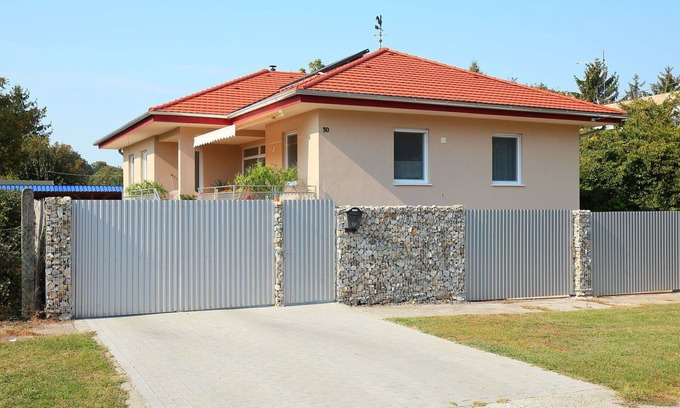 Balatonszemes Apartment | Cosy apartment for 6 people with WIFI, hot tub, TV and terrace