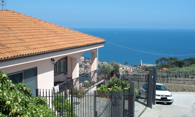 Pantai Apartment | Cosy apartment for 7 people with TV, terrace and parking