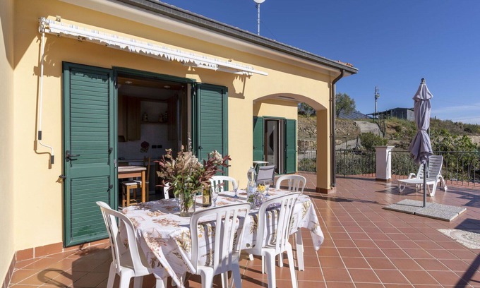 Costarainera Apartment | Cosy apartment for 6 people with WIFI, terrace, pets allowed and parking