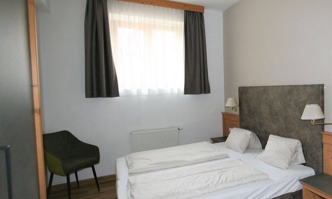 Stumm Apartment | Cosy apartment for 12 guests with pool, WIFI, TV, terrace and pets allowed