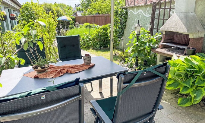 Gingst Apartment | Cosy apartment for 2 guests with WIFI, terrace, pets allowed and parking