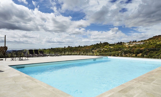 Capolona Apartment | Cosy apartment for 2 people with pool, WIFI, TV, pets allowed and panoramic view, close to Arezzo