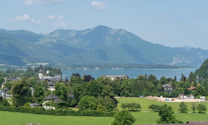Strobl Apartment | Cosy apartment for 3 guests with A/C, WIFI, TV and balcony