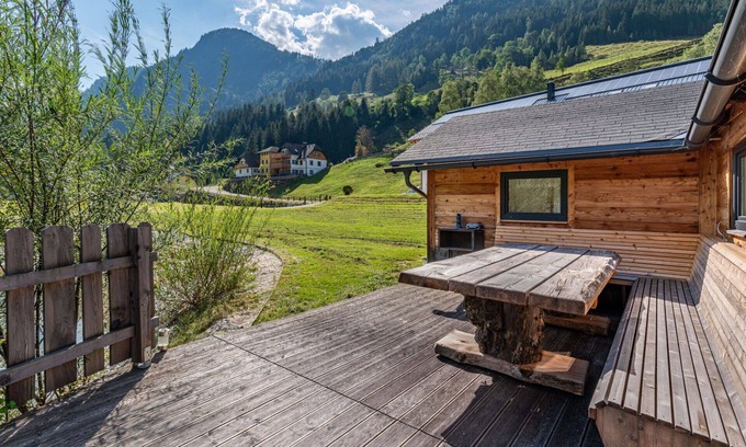 Solk Apartment | Cosy apartment for 4 guests with hot tub, WIFI, TV, patio and parking