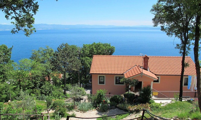 Mosenice Apartment | Cosy apartment for 4 guests with WIFI, A/C, TV, patio and parking