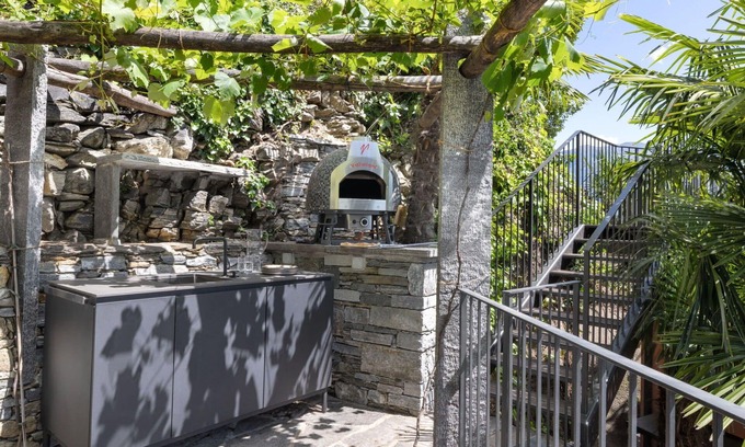 Locarno Apartment | Cosy apartment for 4 people with WIFI, A/C, TV, patio, panoramic view and parking