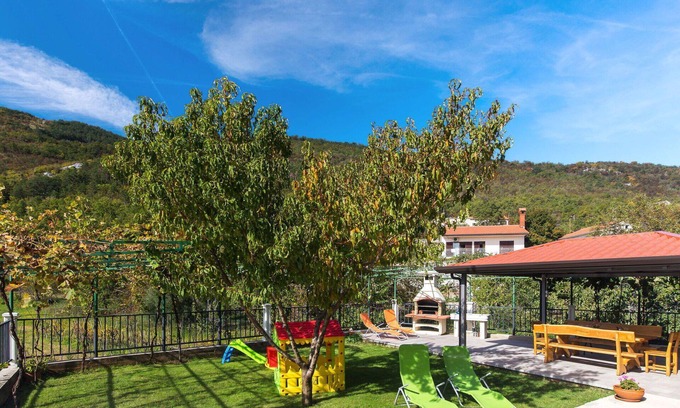 Martina Apartment | Cosy apartment for 4 people with A/C, WIFI, TV and terrace