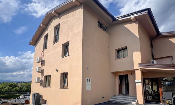 Postojna Apartment | Cosy apartment for 4 people with WIFI, A/C, TV, panoramic view and parking