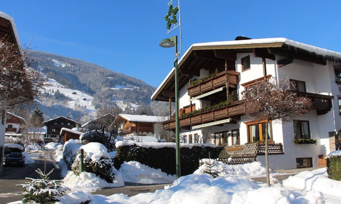 Zillertal Apartment | Cosy apartment for 5 people with WIFI, TV, terrace and pets allowed