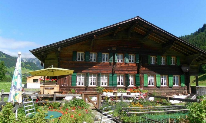 Lenk Apartment | Cosy apartment for 5 people with TV, balcony, pets allowed and parking