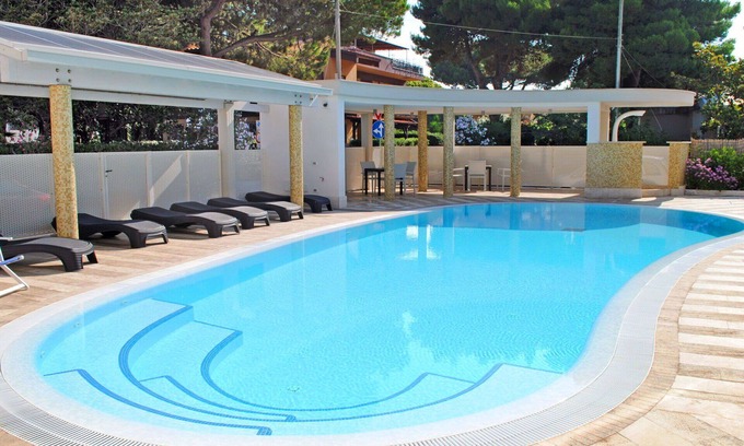Latina Lido Apartment | Cosy apartment for 5 people with WIFI, A/C, pool, TV, balcony and pets allowed