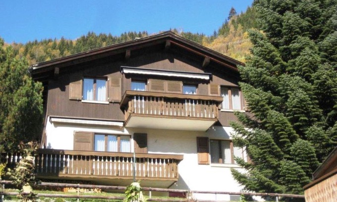 Sedrun Apartment | Cosy apartment for 5 people with TV, balcony and parking
