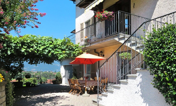 Luino Apartment | Cosy apartment for 5 people with WIFI, TV, terrace and pets allowed