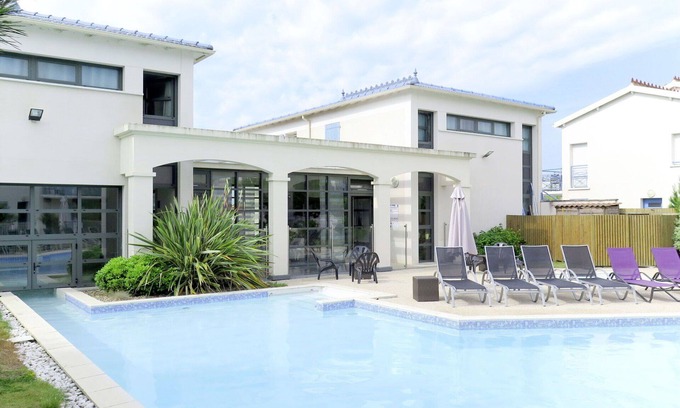 Saint-Palais-sur-Mer Apartment | Cosy apartment for 6 guests with pool, hot tub, WIFI, TV, balcony and pets allowed