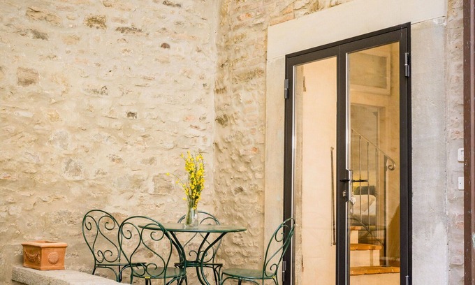 Cortona Old Town Apartment | Cosy apartment for 6 guests with WIFI, A/C, TV and patio