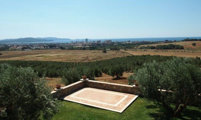 Follonica Apartment | Cosy apartment for 6 people with TV, patio, panoramic view and parking