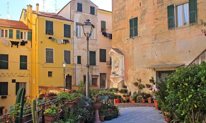 Costa dʼOneglia Apartment | Cosy apartment for 6 people with A/C, WIFI, TV, patio, pets allowed, panoramic view and parking