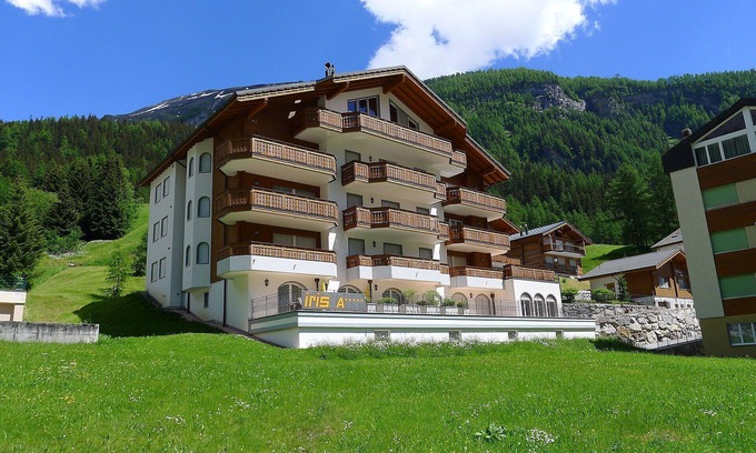 Leukerbad Apartment | Cosy apartment for 8 guests with WIFI, hot tub, TV and balcony