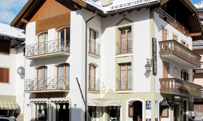 Moena Apartment | Cosy apartment for 8 guests with TV, balcony and parking