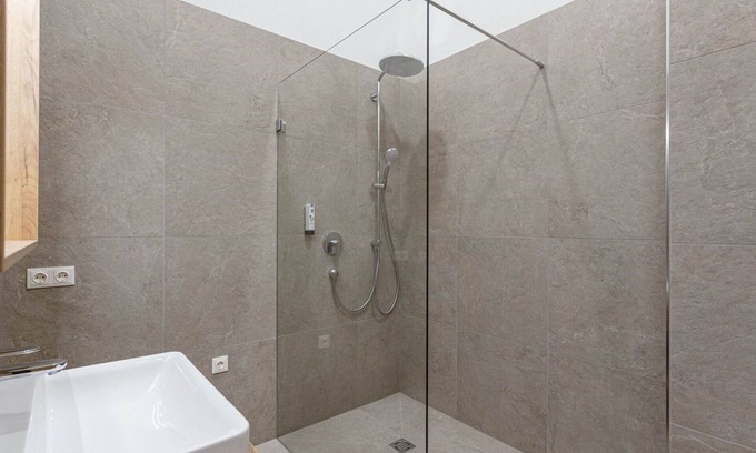 Mittersill Apartment | Cosy apartment for 6 guests with pool, WIFI, TV and terrace