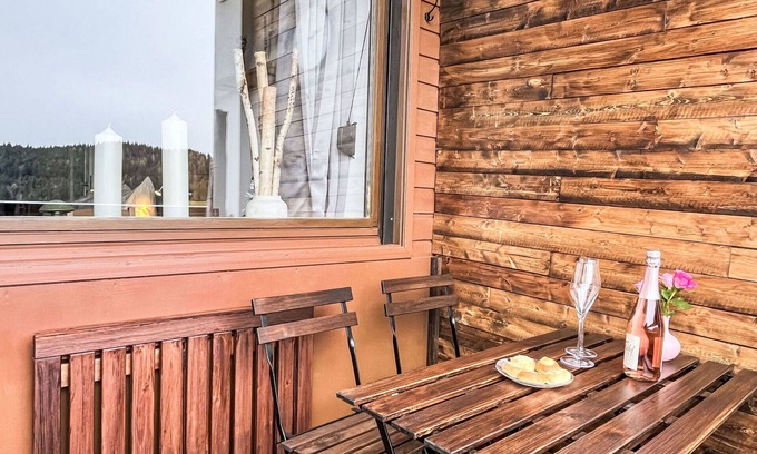 Sankt Urban Apartment | Cosy apartment for 3 people with WIFI, pool, TV and balcony