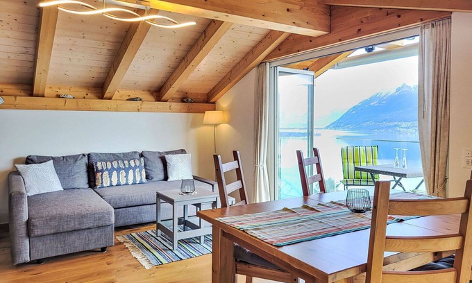 Porto Ronco Apartment | Cosy apartment for 4 people with WIFI, TV, balcony, pets allowed and panoramic view