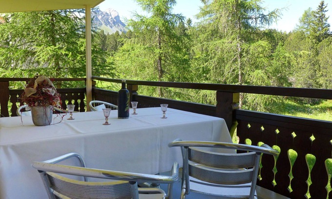 Maloja Apartment | Cosy apartment for 4 guests with WIFI, TV, balcony, pets allowed and parking