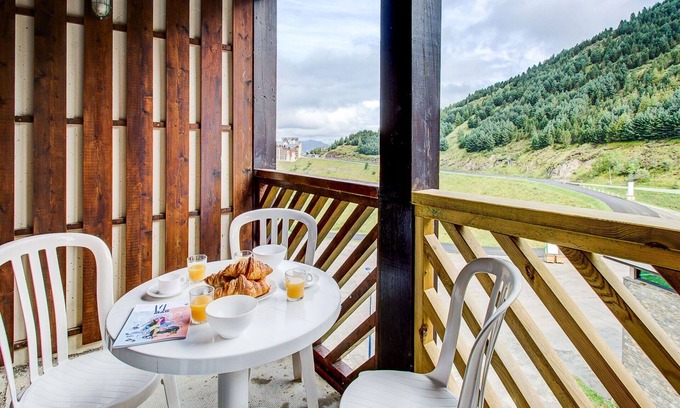 Peyragudes Apartment | Cosy apartment for 8 guests with pool, WIFI, TV, balcony and parking
