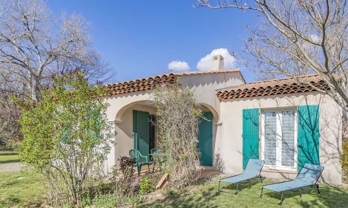 Pierrevert Apartment | Cosy apartment for 4 people with WIFI, pool, TV, terrace and parking