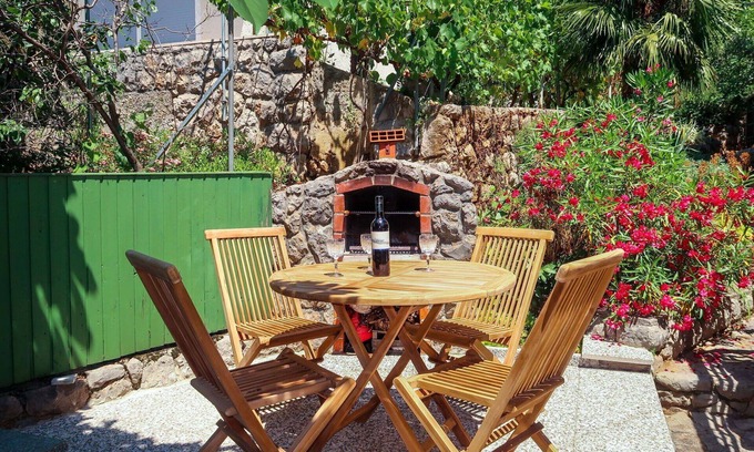 Dramalj Apartment | Cosy apartment for 4 people with WIFI, A/C, TV, terrace, pets allowed and parking