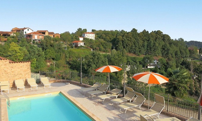 Cossombrato Apartment | Cosy apartment for 3 people with WIFI, pool, A/C, TV, patio and pets allowed