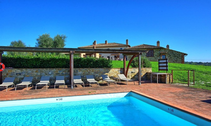 Castelnuovo Berardenga Apartment | Cosy apartment for 4 people with pool, A/C, TV and panoramic view, close to Siena