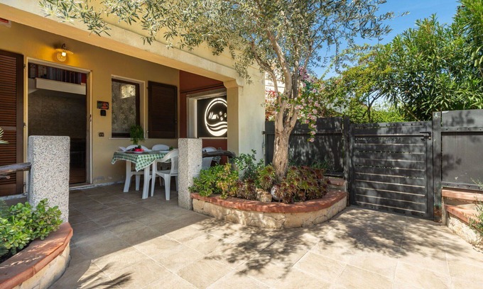 Villasimius Apartment | Cosy apartment for 4 guests with WIFI, pool, A/C, TV, panoramic view and parking