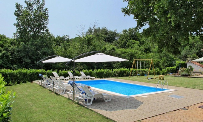 Sveti Vid Dobrinjski Apartment | Cosy apartment for 4 people with A/C, WIFI, pool, TV, patio, pets allowed and parking